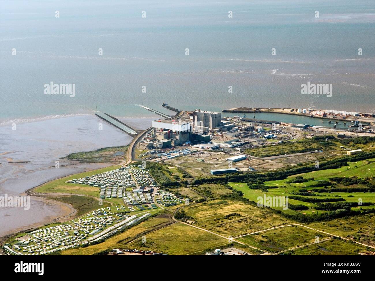 Heysham Kernkraftwerk westlich von Lancaster mit Morecambe Bay hinter. Lancashire, England. Luftaufnahme. Stockfoto