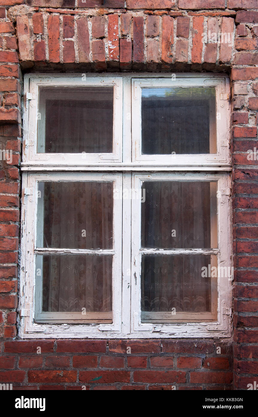 Alte verwitterte Fenster in der Mauer Stockfoto