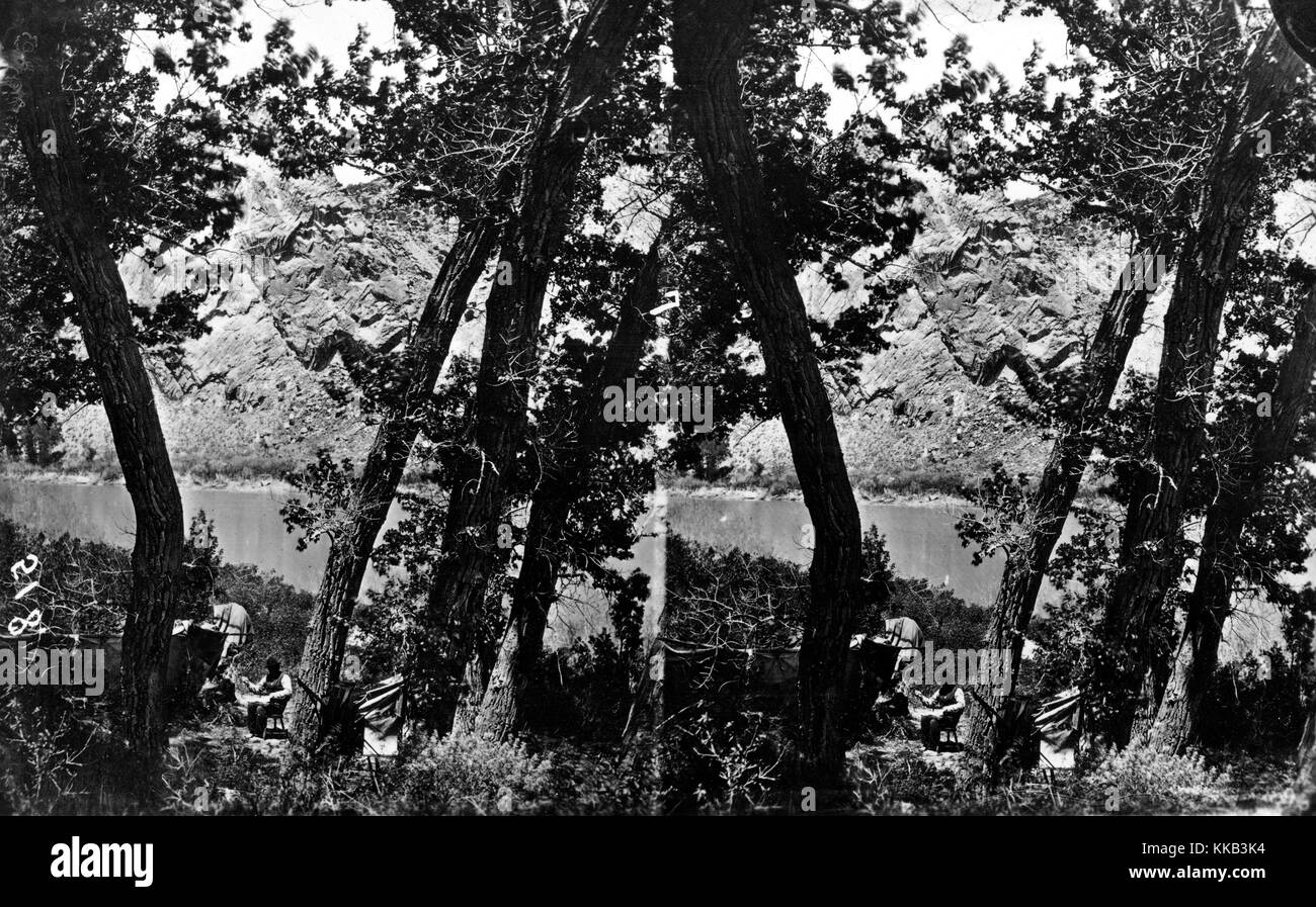 Stereograph von USGS Mitarbeiter Jack Hillers nähen in den Wäldern von Red Canyon Park auf dem Green River, Utah. Mit freundlicher E.O. Beaman/USGS. 1871. Stockfoto