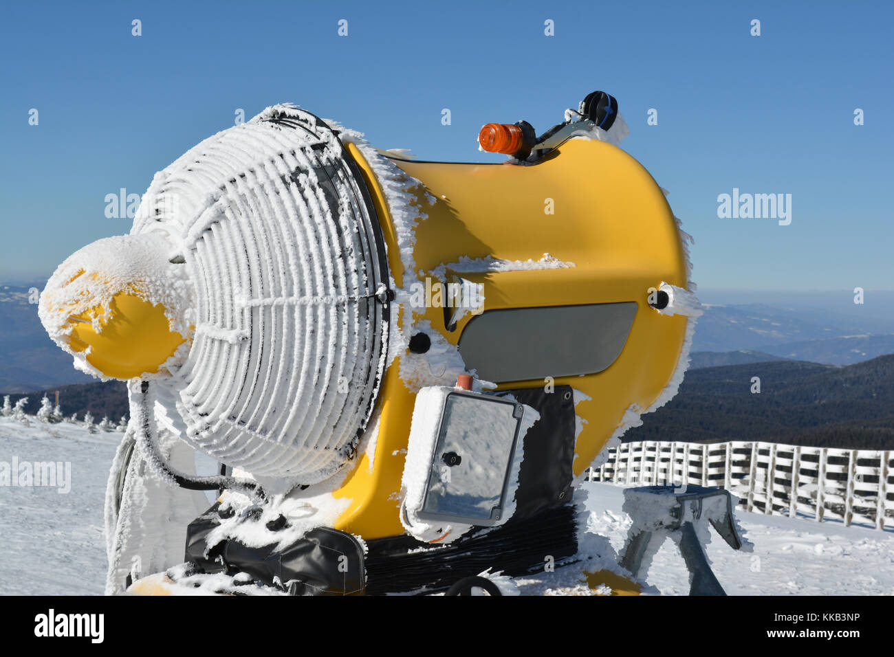 Schneekanone mit Raureif auf dem Gipfel des Berges Kopaonik, Serbien, Seitenansicht Nahaufnahme Stockfoto