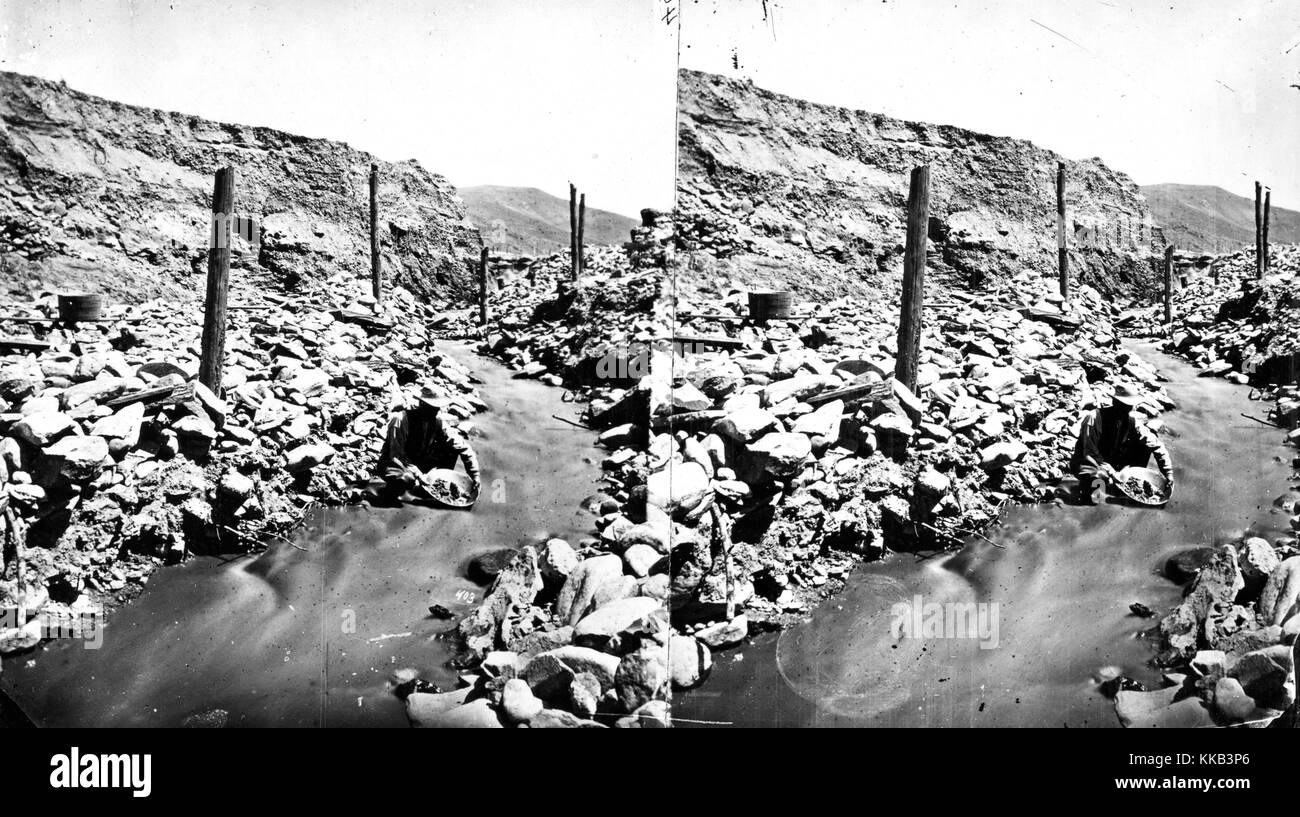 Stereograph eines Mannes das Panning im kleinen Körper sich bewegenden Wassers, Madison County im US-Bundesstaat Montana. Bild mit freundlicher Genehmigung durch USGS. 1871. Stockfoto