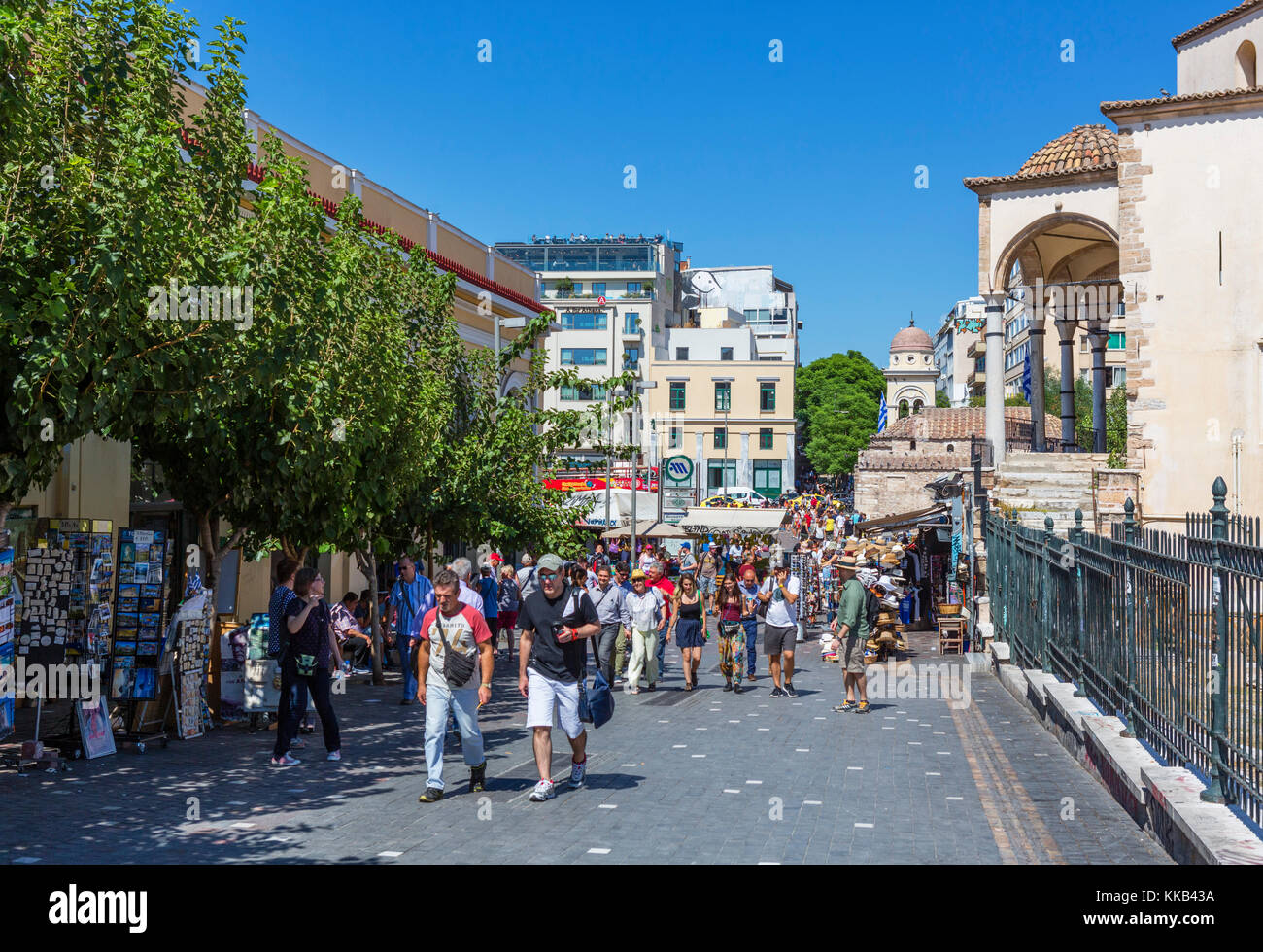 Areos Street in Richtung Monastiraki Platz (Platia Monastirakiou) mit der U-Bahn Station auf der linken Seite, Monastiraki, Athen, Griechenland Stockfoto
