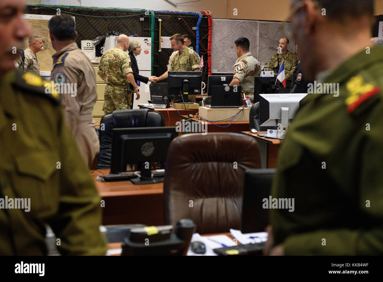 Premierminister Theresa ist Soldaten an der Combined Joint Operations Center (CJOC) in Bagdad, Irak eingeführt. Stockfoto