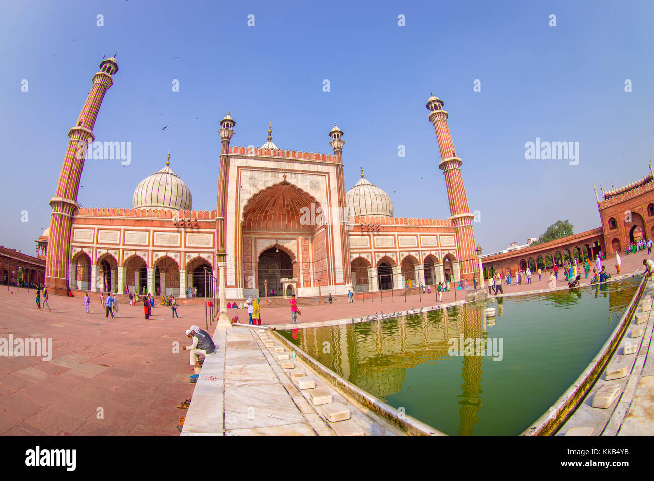 Delhi, Indien - 27. September 2017: unbekannte Menschen zu Fuß in der Nähe des künstlichen Teich vor einem wunderschönen Jama Masjid Tempel, das ist die größte Moschee in Indien Delhi, Indien, Fischaugen-Effekt Stockfoto