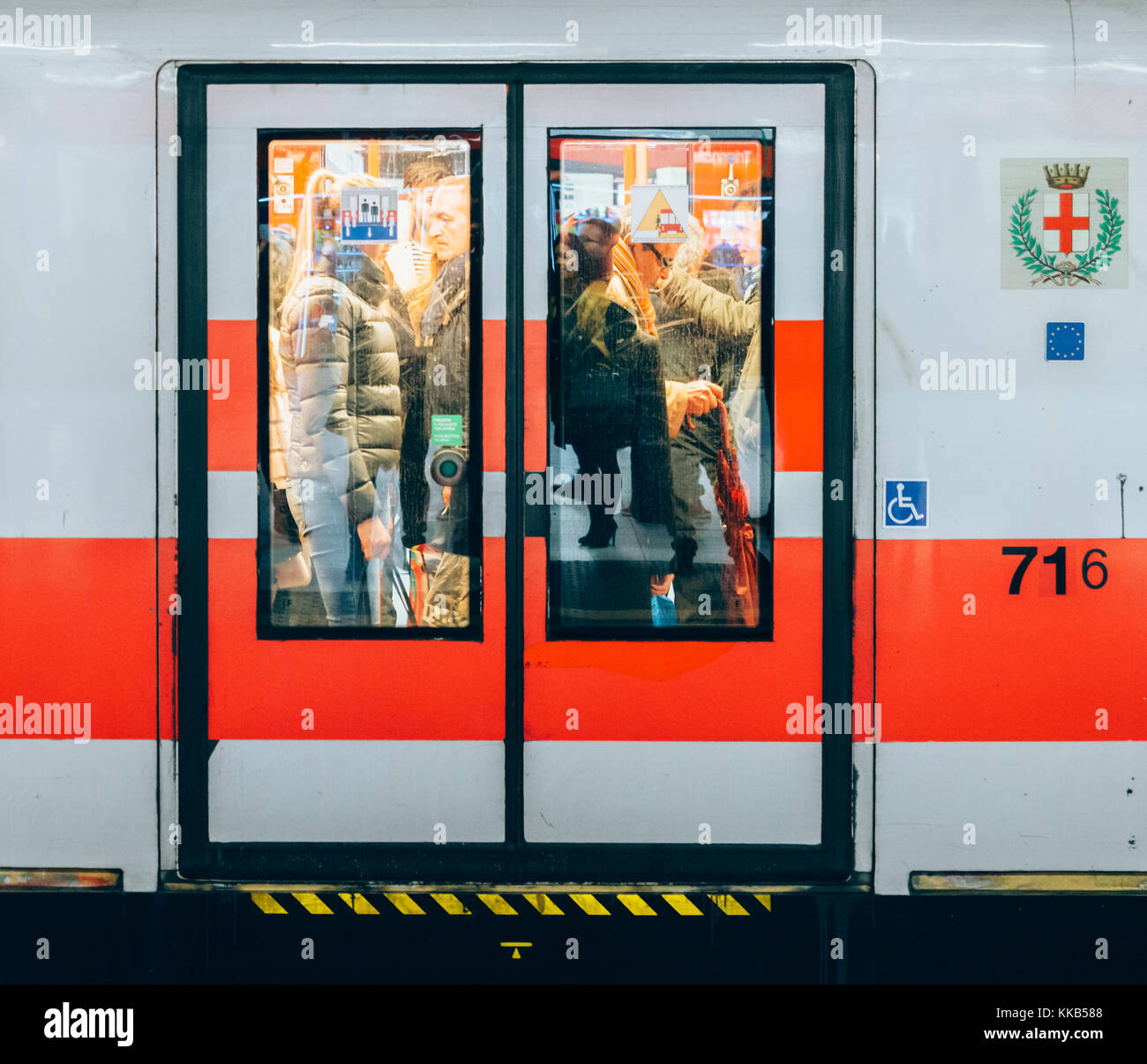 Mailand, Italien - Nov 29, 2017: in einem überfüllten Zug am U-Bahnhof Cadorna (m1) Stockfoto