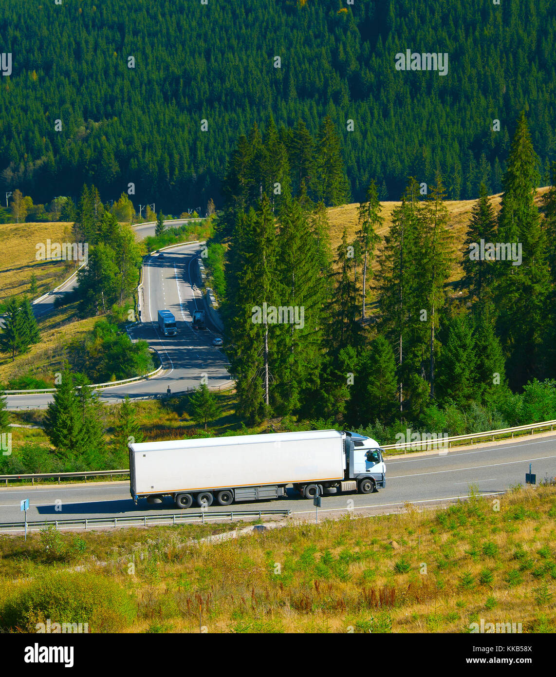 Lange Fahrzeug LKW auf einem Berge-Straße in Rumänien Stockfoto