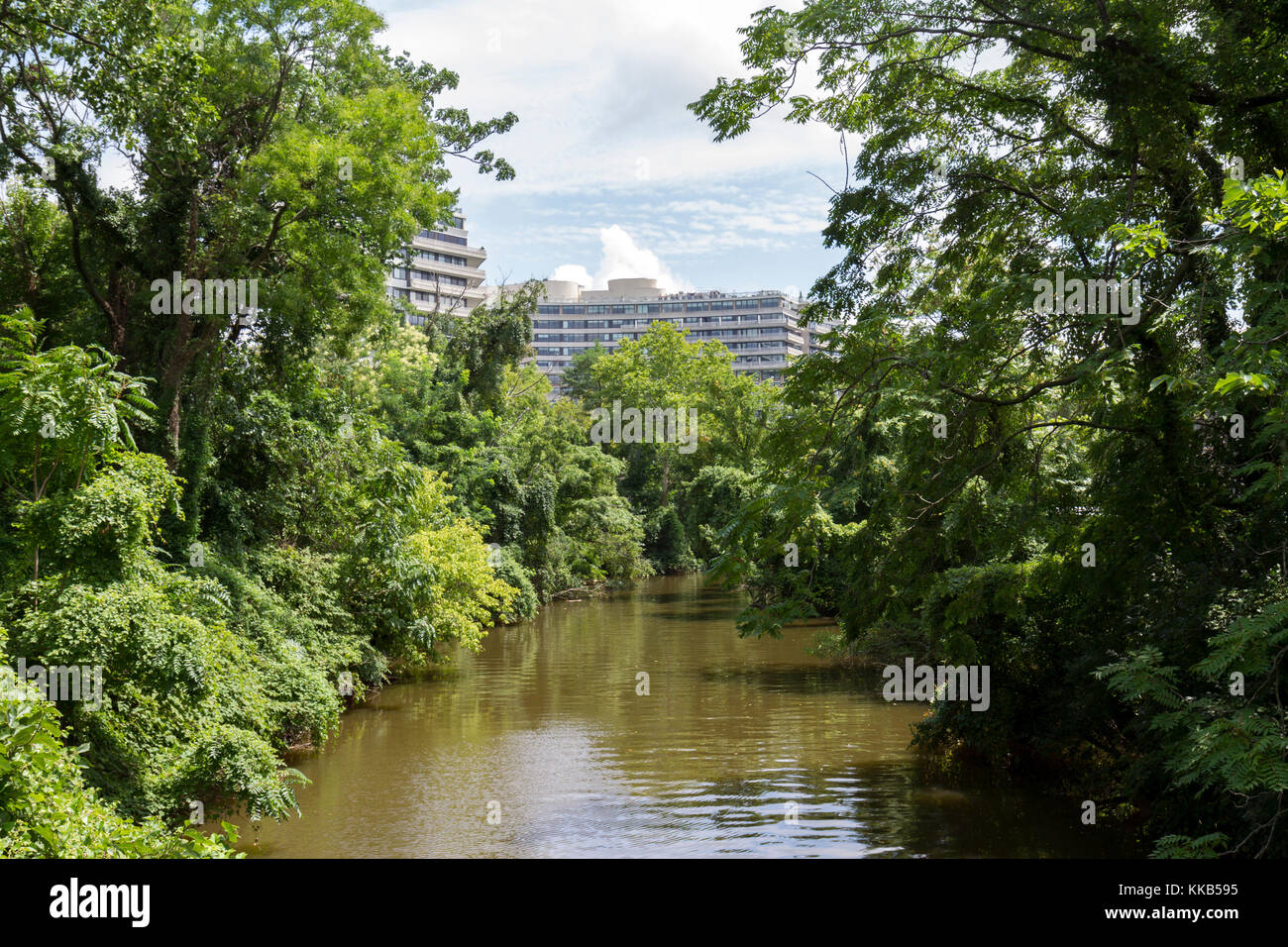 Blick entlang Rock Creek in Richtung Watergate Komplex, Aufstellungsort der Richard Nixon Watergate Skandal, Foggy Bottom, Washington DC, USA. Stockfoto
