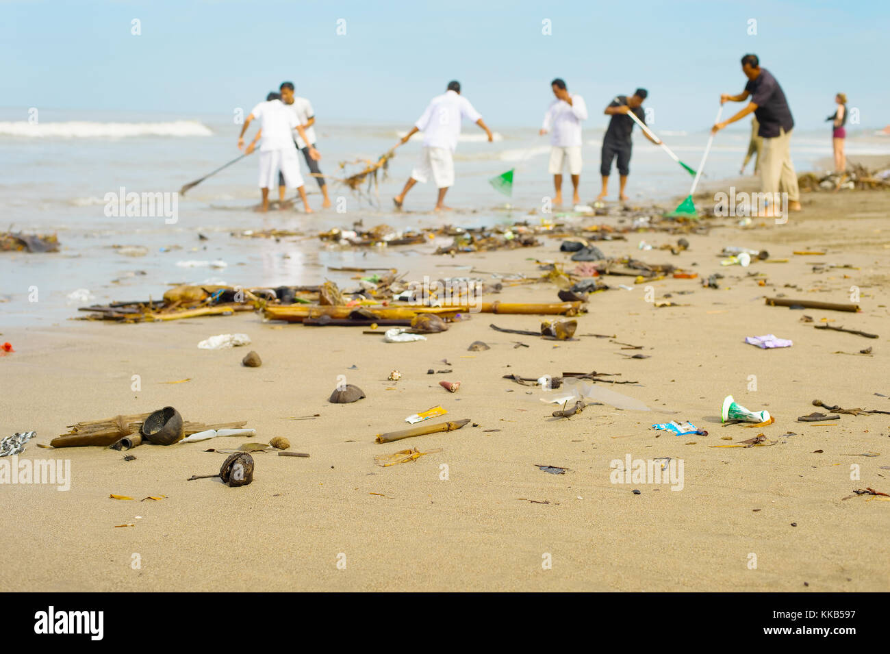 Menschen Reinigung Müll verschmutzt mit Müll Ocean Beach. Die Insel Bali, Indonesien Stockfoto