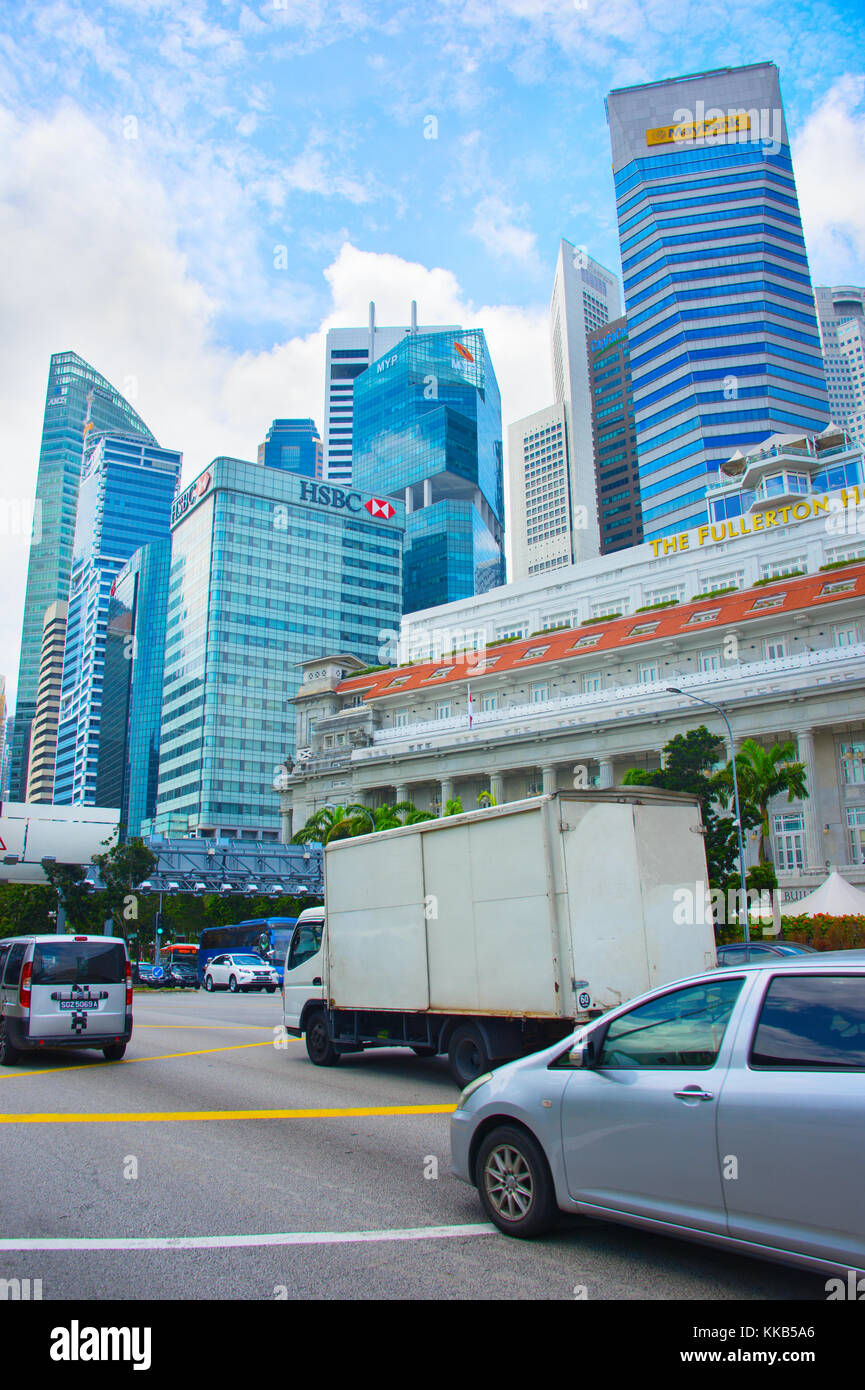 Singapur - 16.Februar 2017: Verkehr auf einer Straße in der Innenstadt von Singapur. Singapur ist eine große politische, finanzielle und kulturelle Zentrum in Asien. Stockfoto