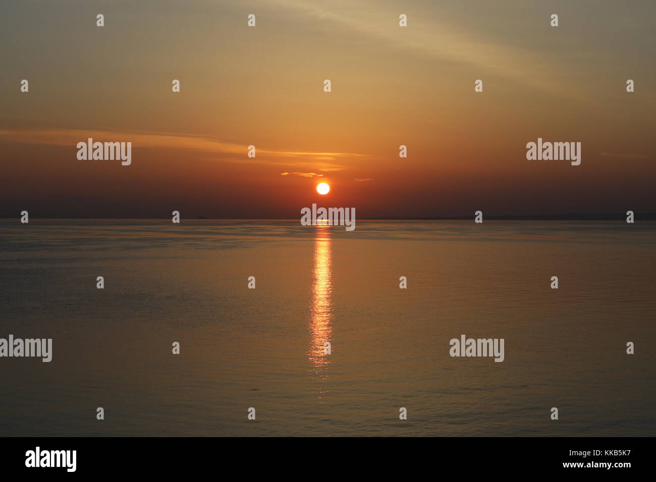 Sonnenaufgang von der Insel Chios in Griechenland gesehen, sehen die türkische Küste in den Horizont Stockfoto