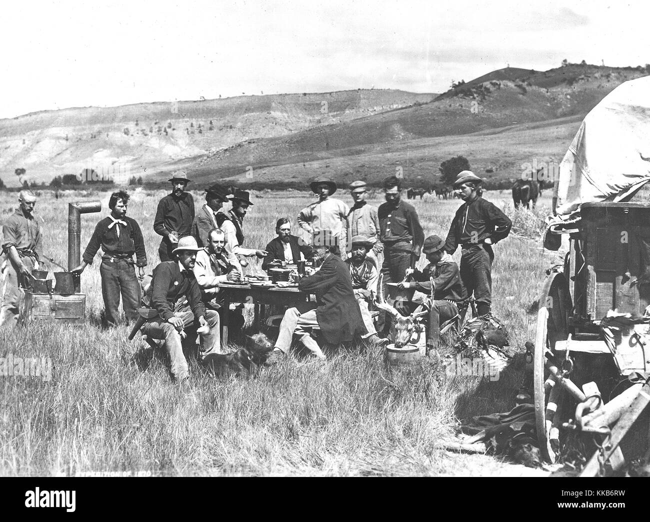 Ein Gruppenfoto der USGS Studie Crew eine gemeinsame Mahlzeit während der Hayden Umfrage, rot Buttes, Wyoming. Mit freundlicher Genehmigung von William Henry Jackson/USGS. 2014. Stockfoto