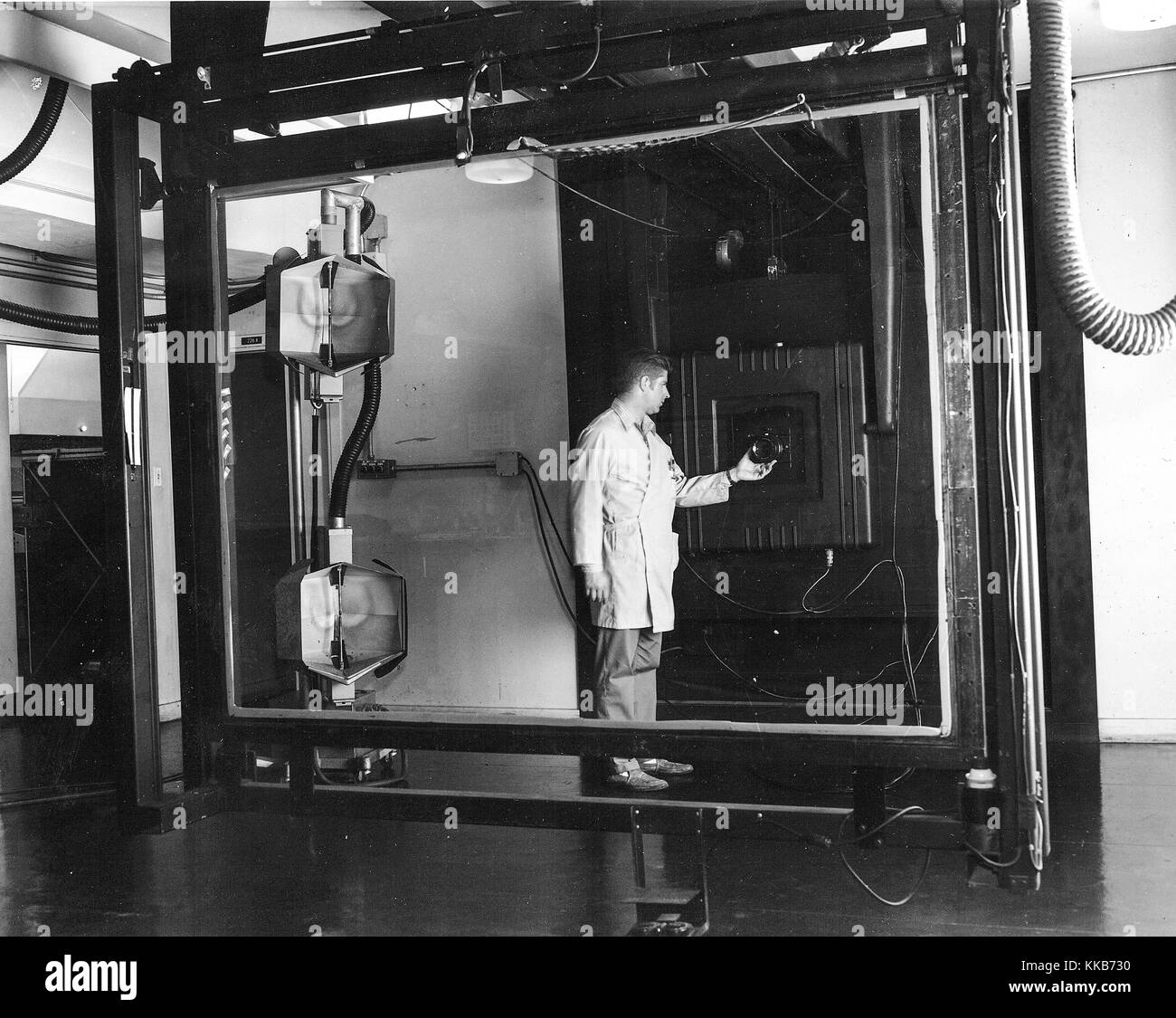 Jay Prendergast passt das Objektiv an einer Robertson 48-Zoll-, 4 und eine halbe Tonne-Kamera an, die für die präzise Skalierung von Mapping-Einzelteilen und Verbundwerkstoffen in Menlo Park, Kalifornien, verwendet wird. Bild mit freundlicher Genehmigung von USGS. 1965. Stockfoto