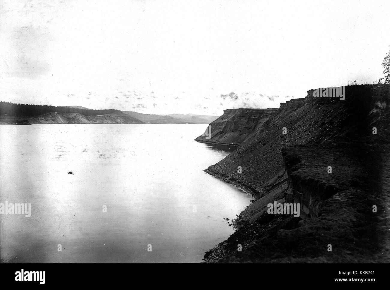 Die Terrassen des Gletschersees Nashua, felsige Felswände bilden beide Seiten des breiten Sees, Worcester County, Massachusetts. Bild mit freundlicher Genehmigung von W.C. Alden/USGS. 1906. Stockfoto