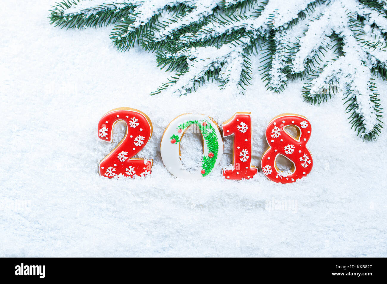 Weihnachten Hintergrund mit Lebkuchen Cookie 2018, Schnee und Zweige eines Weihnachtsbaum. freier Speicherplatz Stockfoto