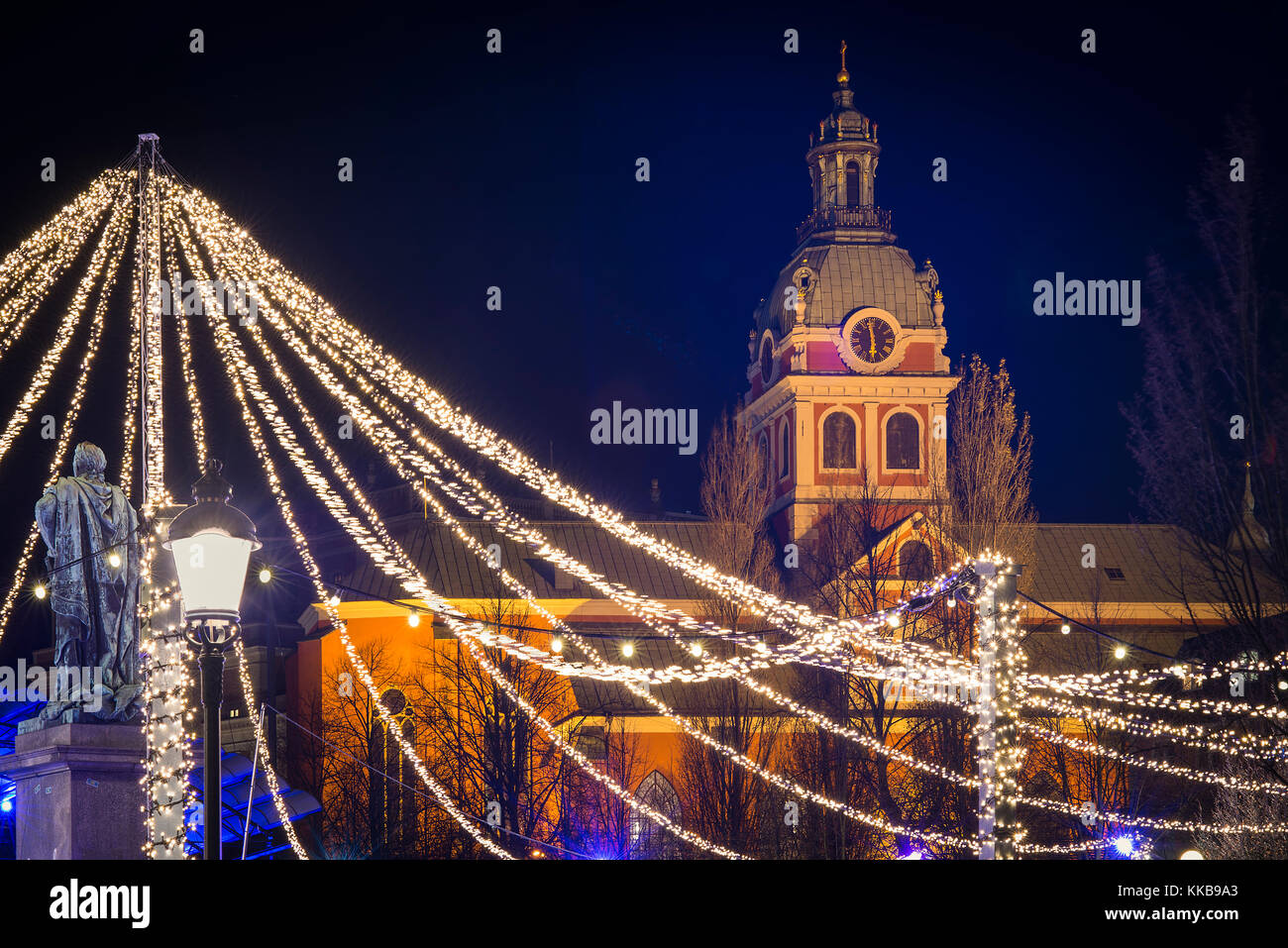 Stockholm, Schweden - 9. Dezember 2016: Nachtansicht über kungstradgarden und St. Jakob Kirche mit LED-Leuchten während der Weihnachtszeit dekoriert Stockfoto
