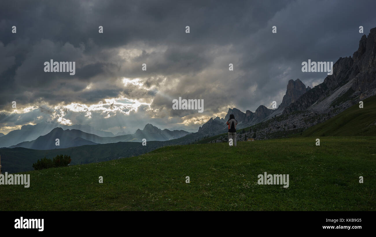 Ein Mann, der die Berge beobachtet. Stockfoto