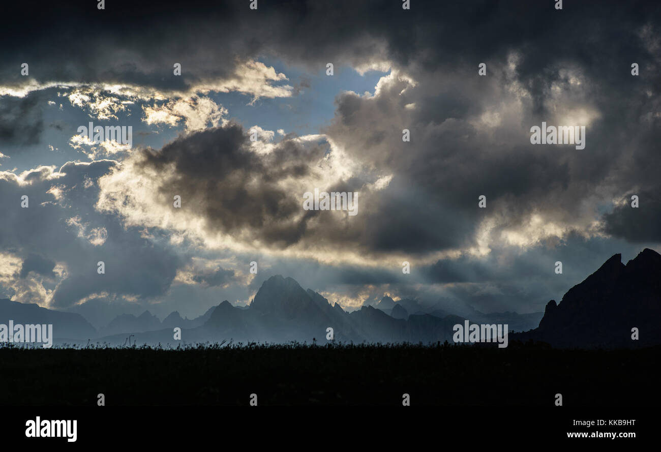 Sonnenstrahl vom Giau Pass. Stockfoto