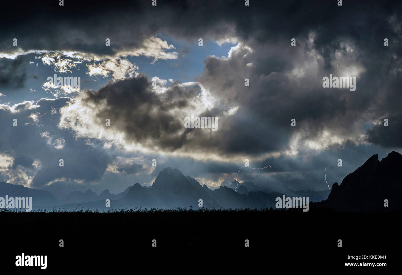 Sonnenstrahl vom Giau Pass. Stockfoto