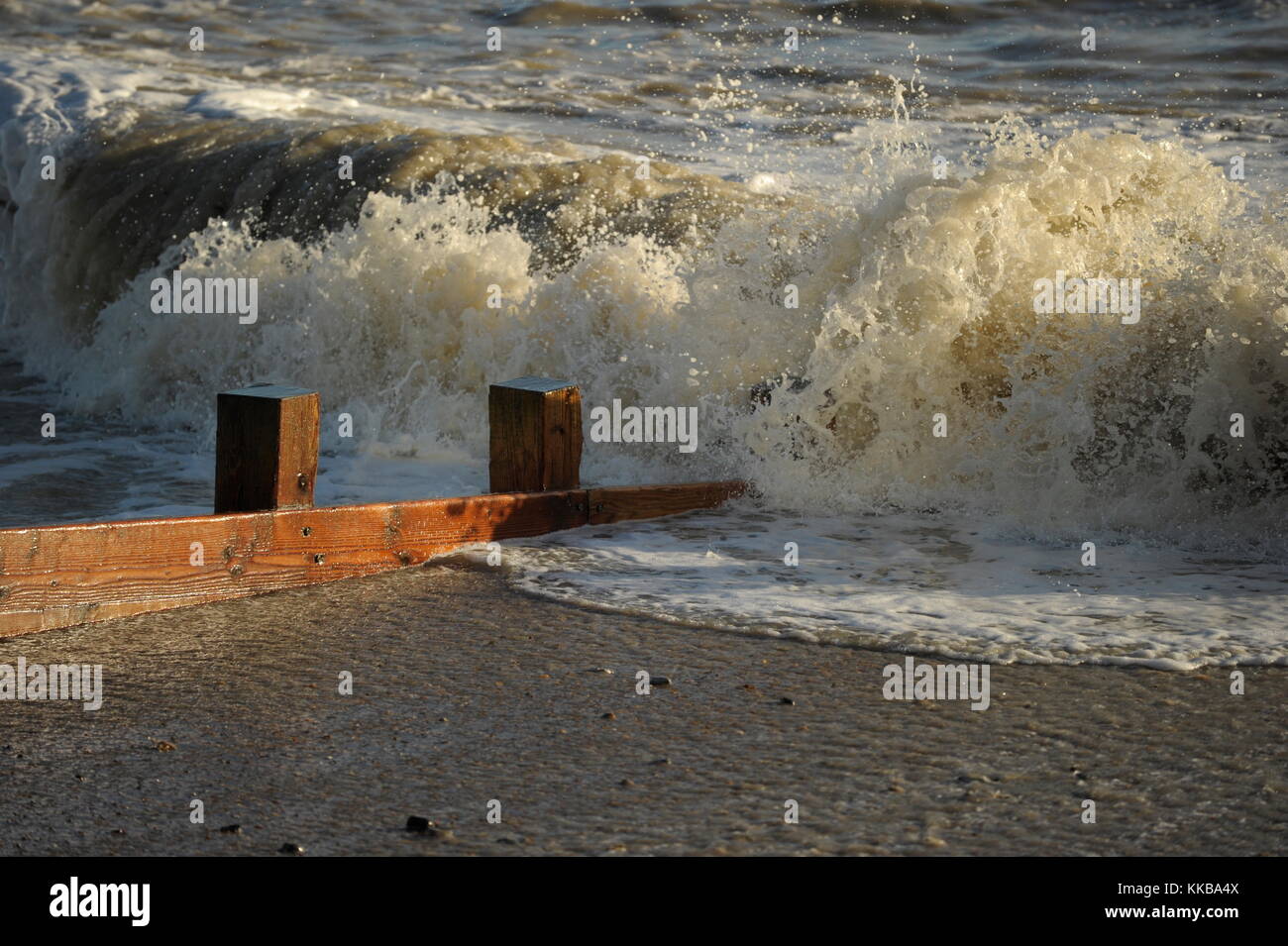 AJAXNETPHOTO. 2013. WORTHING, ENGLAND. - RAUE SEESCHLACHTEN KÜSTE - STÜRMISCHES WETTER HÄMMERT DEN STEILEN KIESSTRAND, DER VOR EROSION DURCH ZAHLREICHE HÖLZERNE GROYNES GESCHÜTZT IST. FOTO: JONATHAN EASTLAND/AJAX REF: D130201 1183 Stockfoto