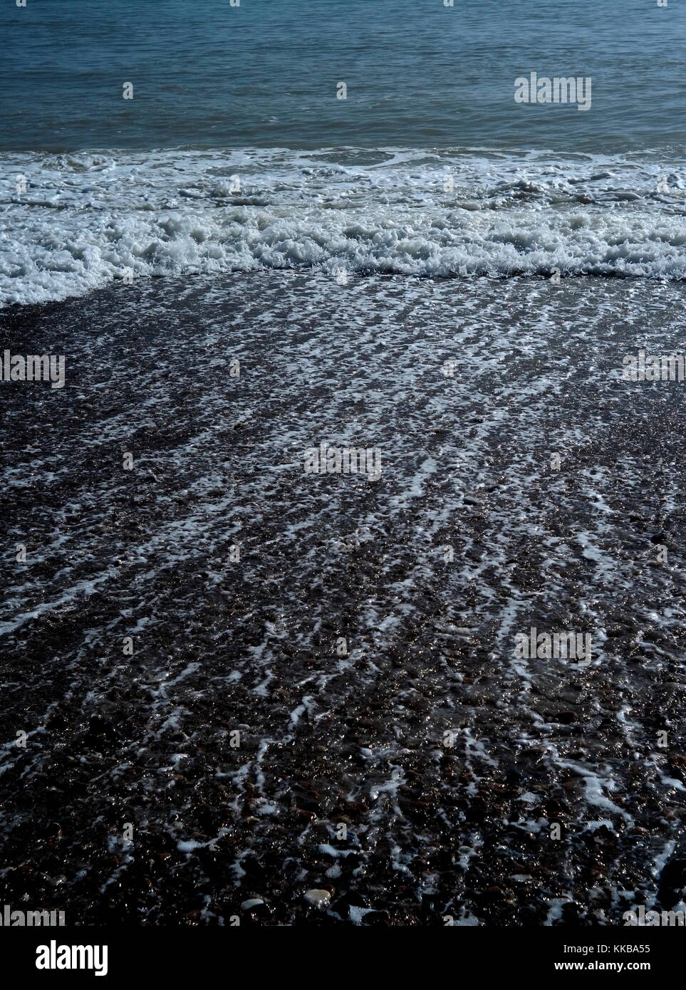 AJAXNETPHOTO. 2017. WORTHING, ENGLAND. - AUF DER EBB FLIESST DAS MEER VOM KIESSTRAND AB, WENN DIE GEZEITEN ZURÜCKTRETEN. FOTO: JONATHAN EASTLAND/AJAX REF: GXR172905 6705 Stockfoto