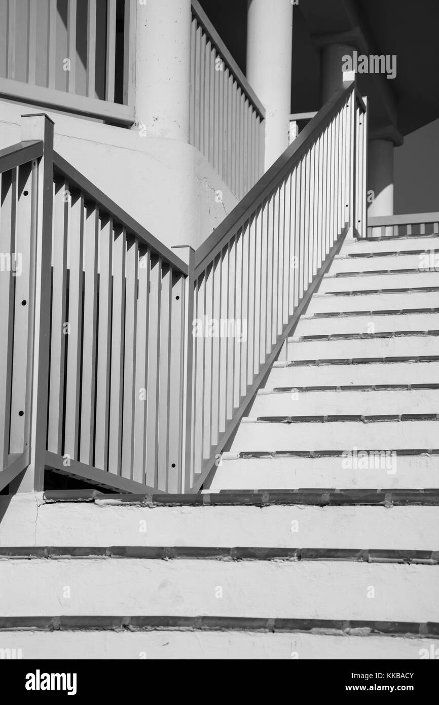 Stein Treppe mit Geländer aus Holz schwarz und weiß Stockfoto