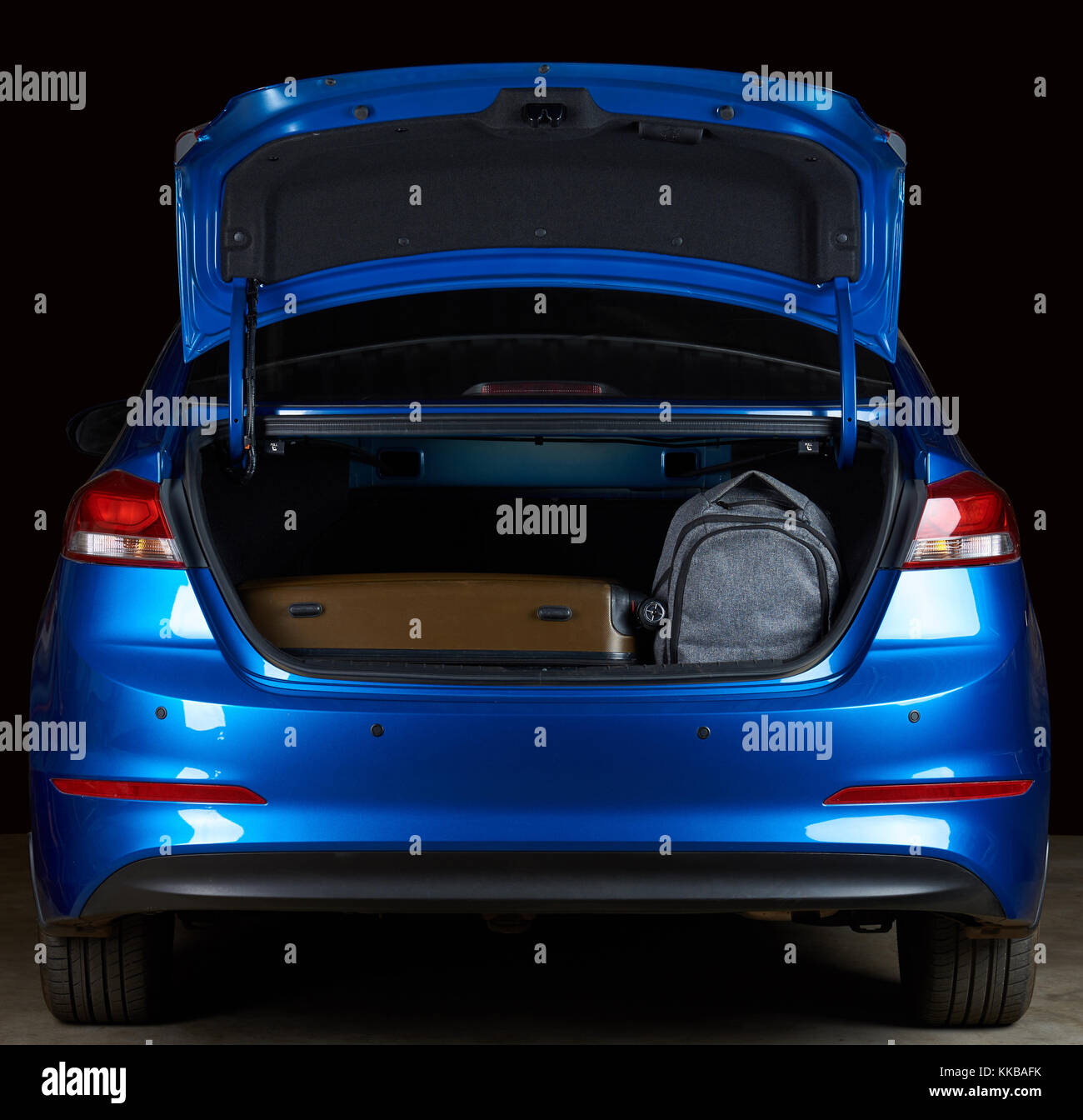 Limousine Trunk mit Gepäck, Ansicht von der Rückseite auf schwarzem Hintergrund Stockfoto