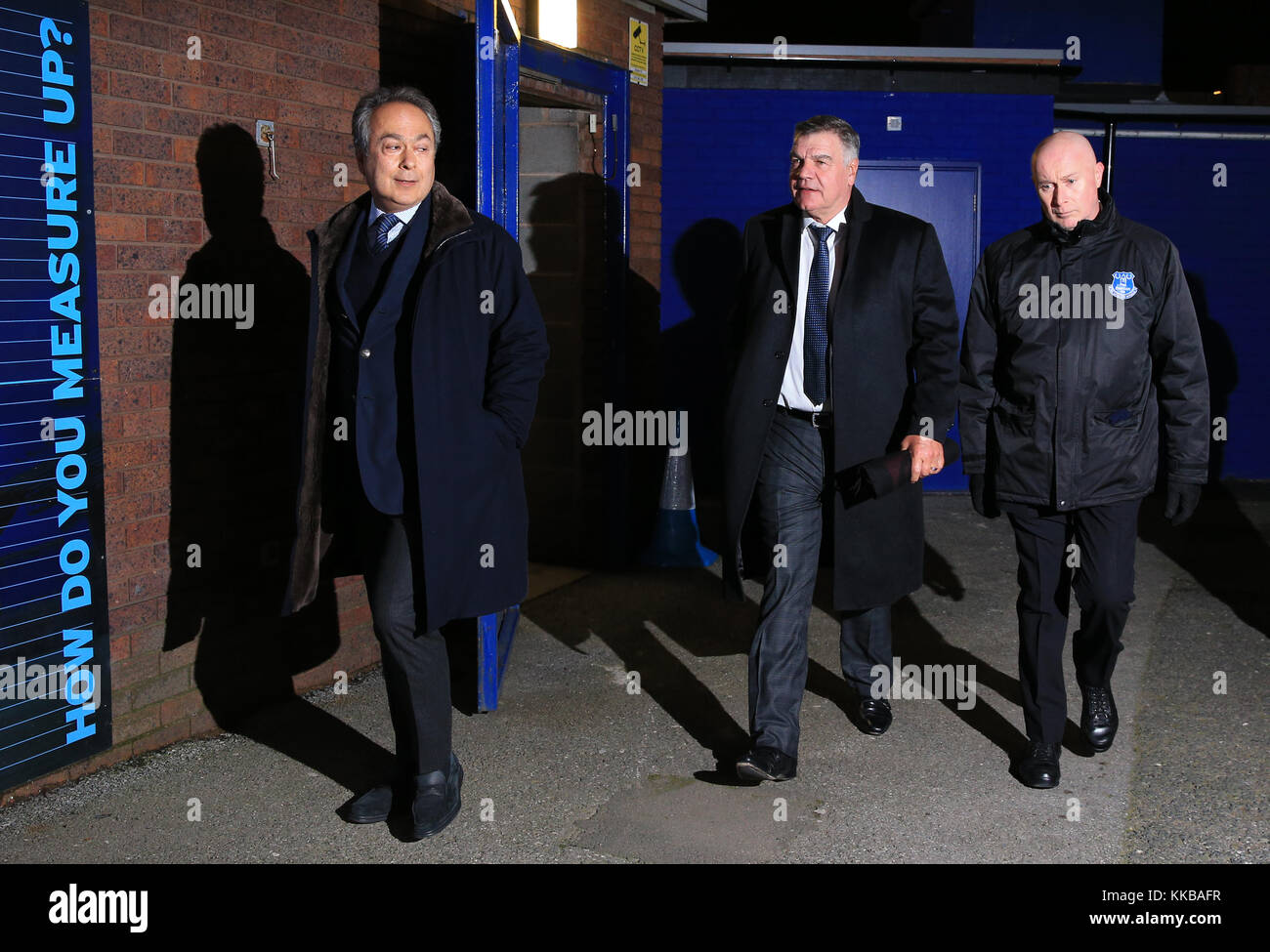 Sam Allardyce kommt an Goodison Park, Liverpool mit Eigentümer Farhad Moshiri (links). Stockfoto