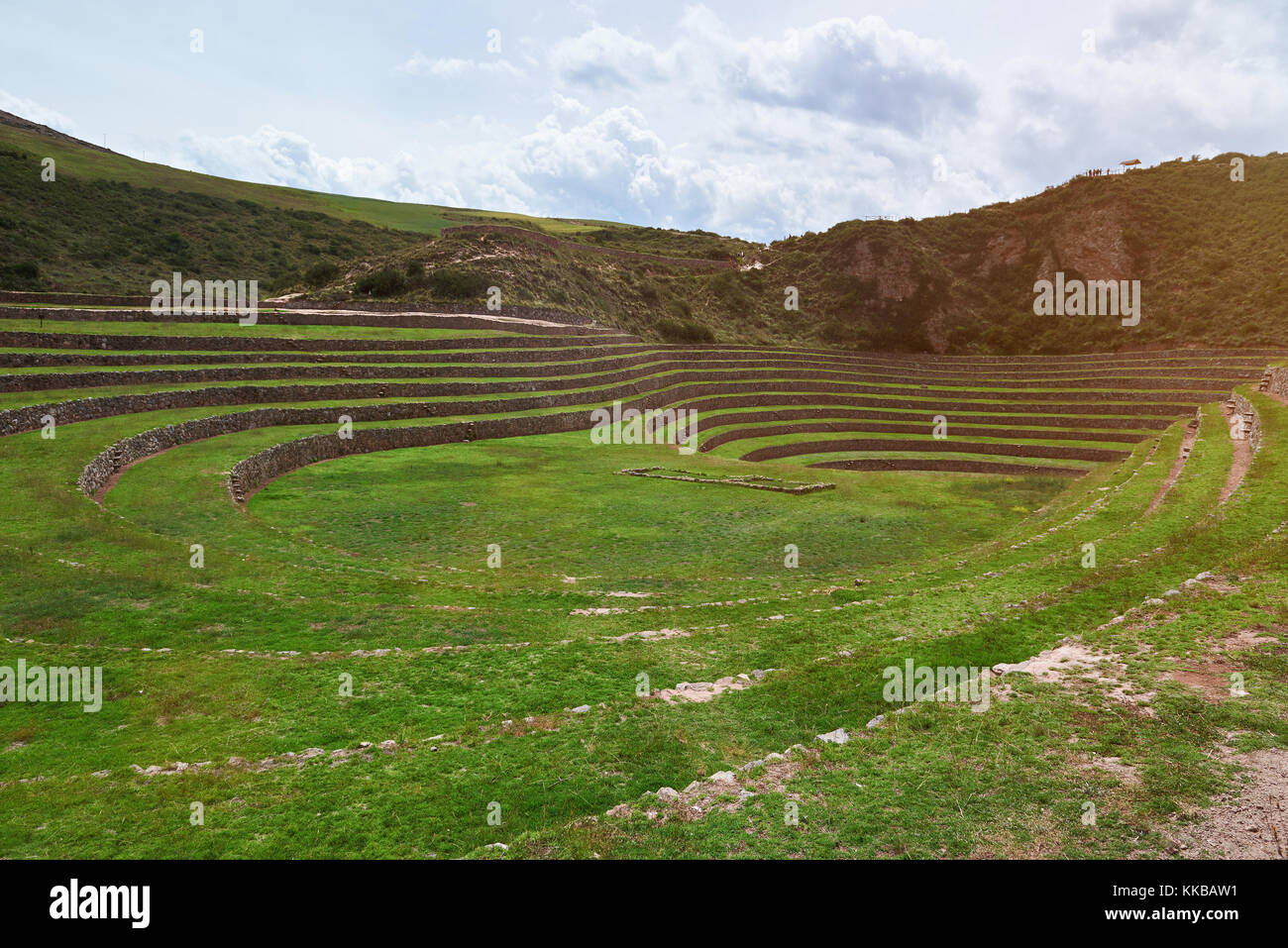 Grüne alte Inkaruinen Landschaft auf sonnigen Tag Licht Stockfoto