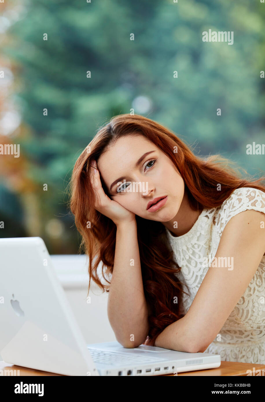 Mädchen bei der Arbeit langweilt Stockfoto