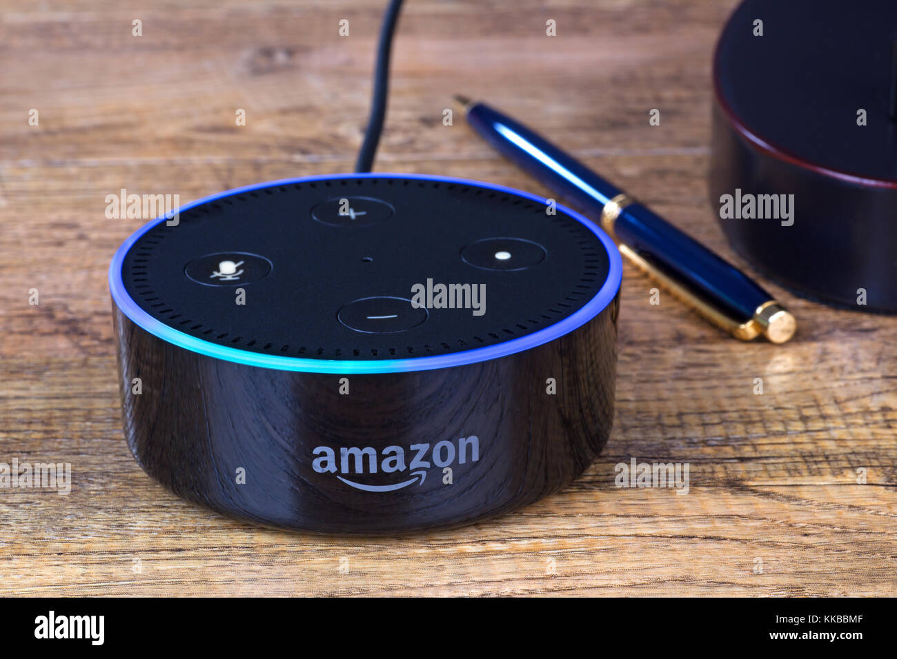Amazon Echo dot, ein sprachgesteuertes Gerät mit Freisprechfunktion, das mit dem Alexa Voice Service verbunden ist Stockfoto