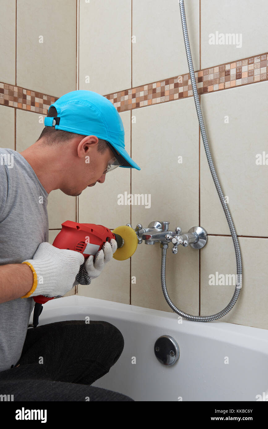 Haus sauberer Arbeiter Waschmaschine Badezimmer. Professionelle Badewanne Reinigung Stockfoto