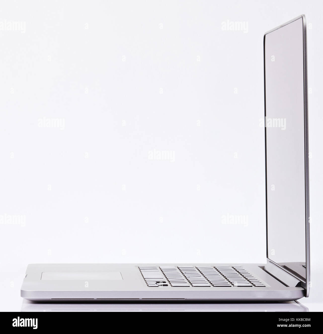 Perspektivische Ansicht des modernen Laptop auf weißem Hintergrund Stockfoto