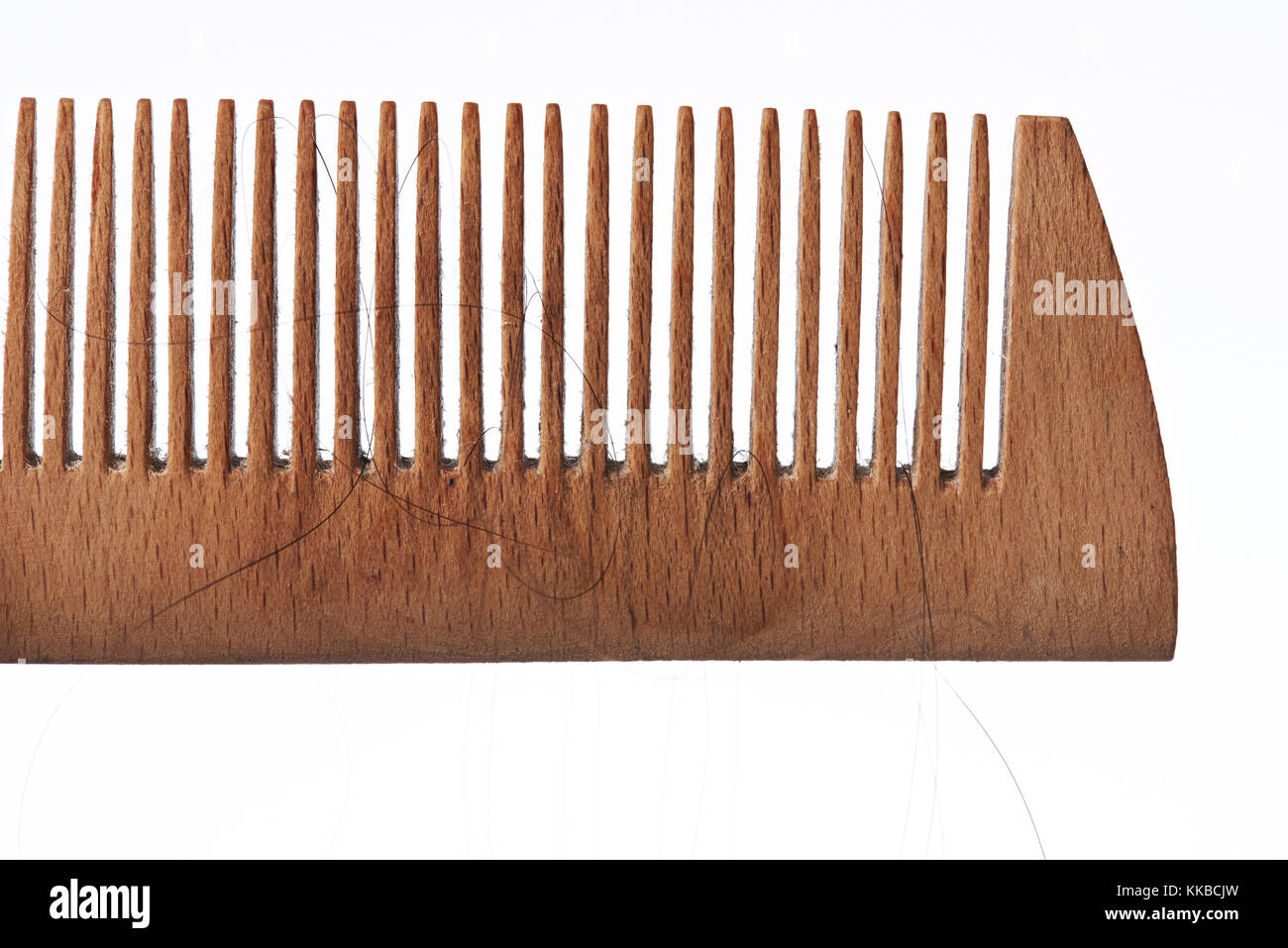 Haarausfall Thema. Holz Kamm mit dem dunklen Haar Stockfoto