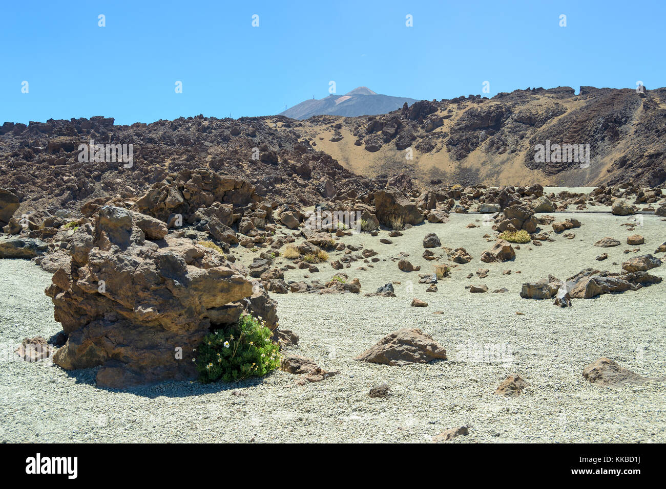 Vulkanische Gesteine mit Sand gemischt, im Hintergrund Mount Teide, Teneriffa, Kanarische Inseln, Spanien Stockfoto