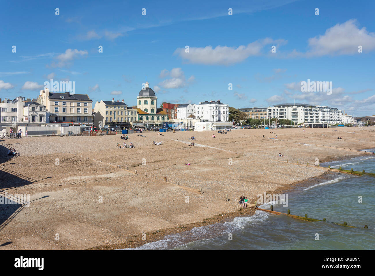 Strand und Promenade von Worthing Pier, Worthing, West Sussex, England, Vereinigtes Königreich Stockfoto