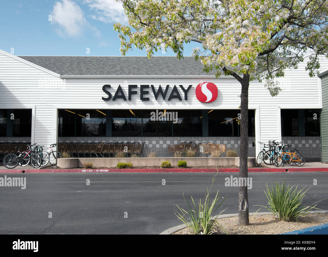 Safeway am Marktplatz, Davis, Kalifornien, USA, am Ende des Winters von 2017, mit Fahrrädern in Fahrradständer abgestellt Stockfoto