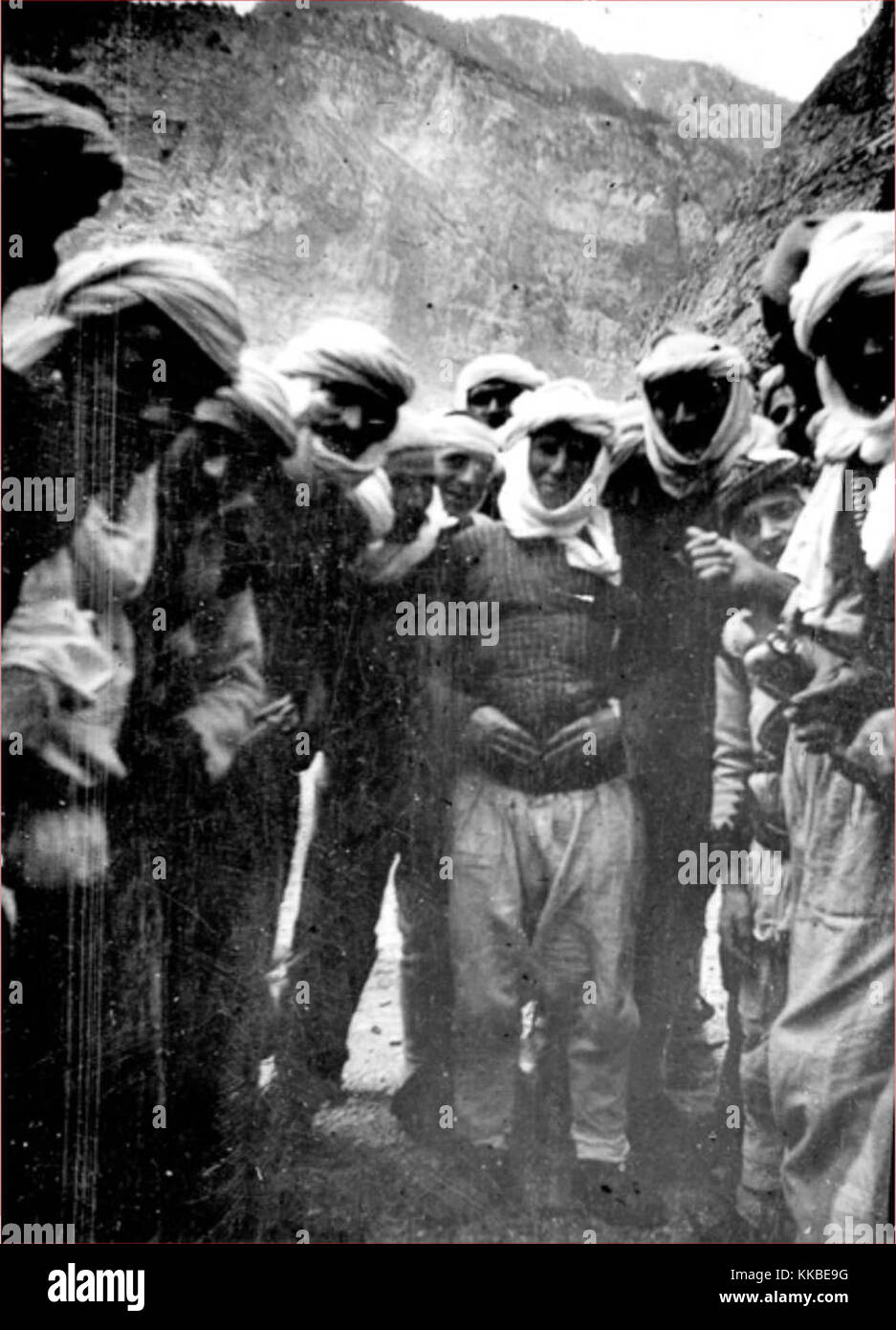 Eine junge, vereidigte Jungfrau, umgeben von Männern in Selcë, 1908. Stockfoto