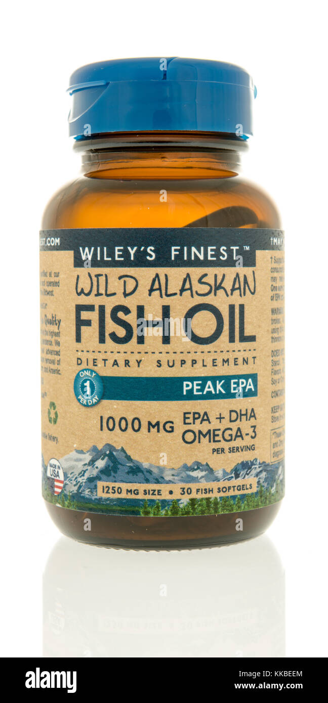 Winneconne, WI - 28. November 2017: Eine Flasche Wileys feinstes wildes alaskisches Fischöl auf einem isolierten Hintergrund. Stockfoto