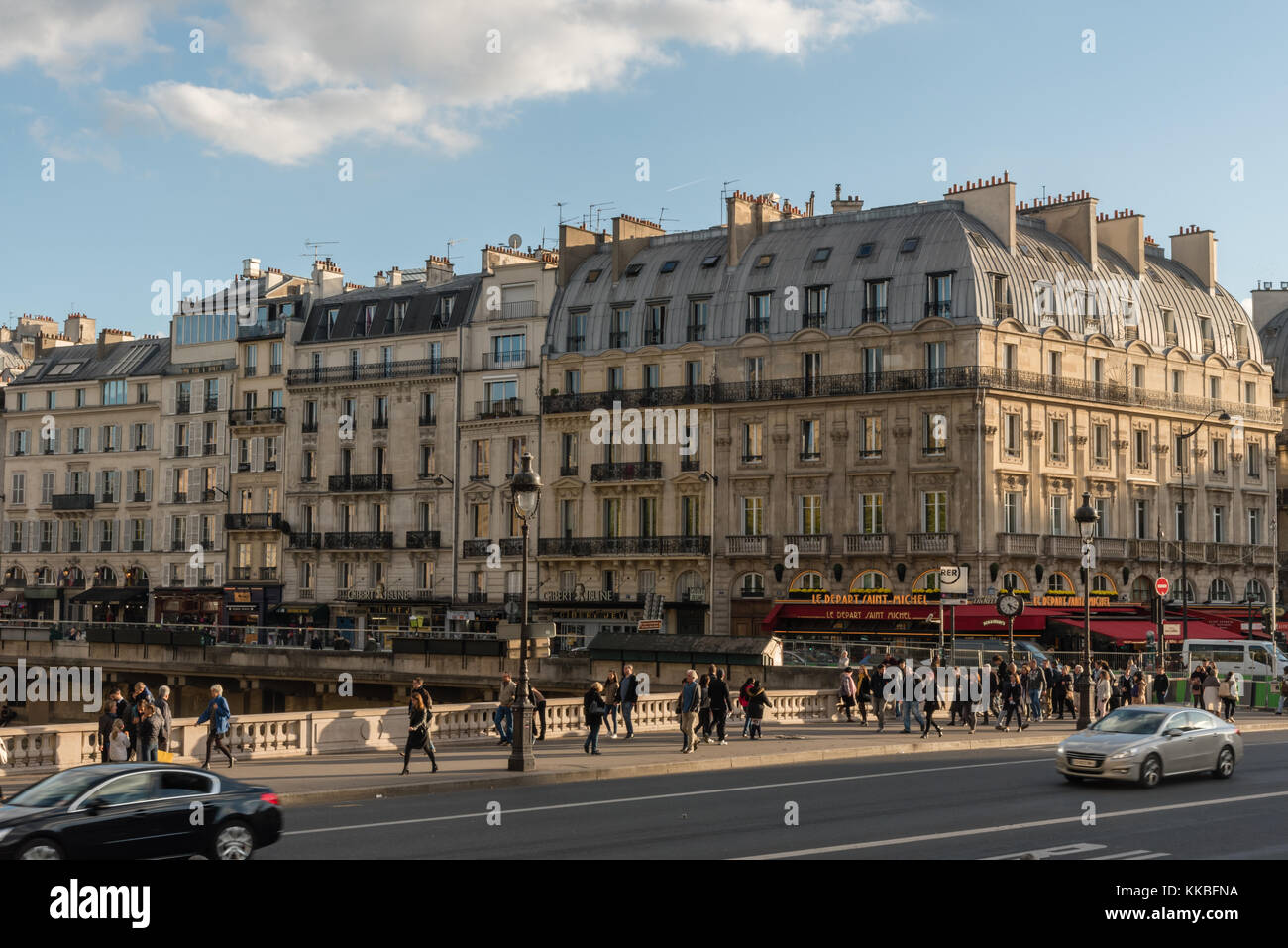 Das malerische Paris Gebäude entlang den Quai de Montebello im späten Oktober Stockfoto