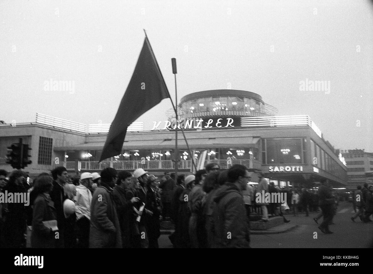 Philippe Gras/Le Pictorium-Treffen in Berlin 1968 - 1968 - Deutschland/Berlin - Der deutsche Demonstrationen ihren Höhepunkt am 17. und 18. Februar 1968. In Berlin, Tausende von Studenten aus ganz Europa gegen den Krieg in Vietnam und die Reform der Universitäten. Die Bewegung breitet sich zu großen deutschen Universitätsstädten. In 30 deutschen Städten, die studentendemonstrationen in Konfrontation mit der Polizei. Diese sind die Ostern Ausschreitungen. Die Repression ist brutal, und macht Schluss mit massiven Demonstrationen. Die letzte Aktualisierung erfolgt in Bonn am 11. Mai 1968 und bringt eine hundert thousa Stockfoto