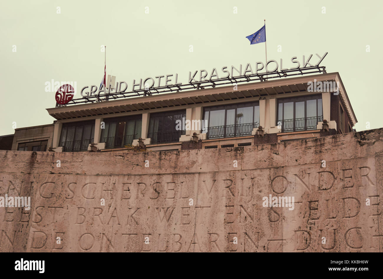 5-Sterne Grand Hotel Krasnapolsky (gegründet 1865) und die Details von National Monument WW2 Memorial (BTF Oud 1956), Dam Platz, Amsterdam, Holland Stockfoto