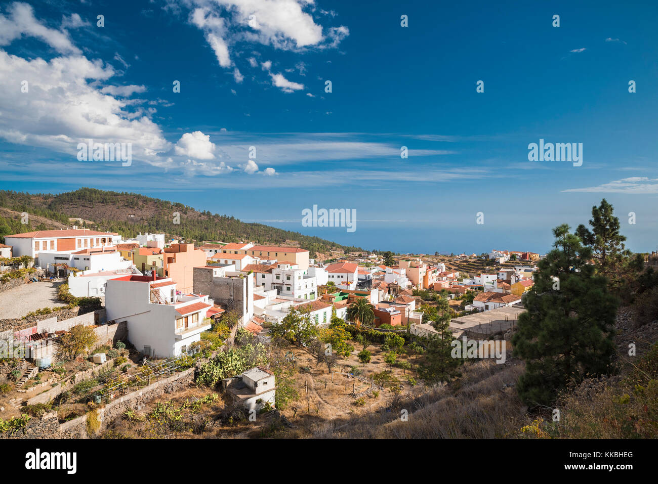 Blick über das Bergdorf Vilaflor auf den Atlantischen Ozean, einem beliebten Reiseziel auf der Insel Teneriffa, Kanarische Inseln, Spanien Stockfoto