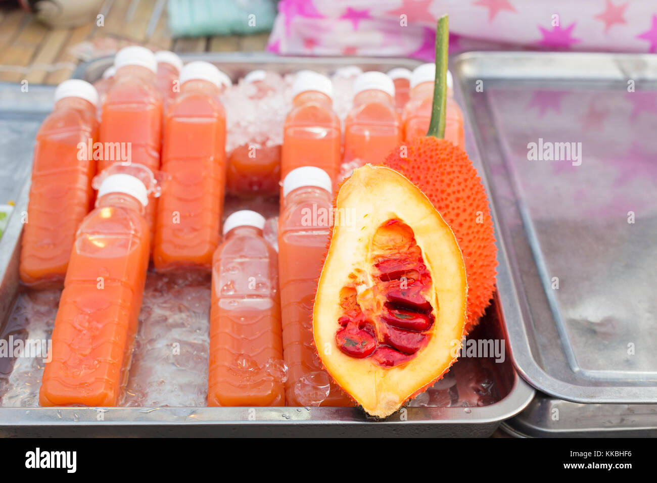 Gac Fruchtsaft, auch als rote Melone, Baby jackfruit bekannt, stacheligen bitteren Kürbis, süsse Kürbis oder cochinchin Rizinus, momordica cochinchinensis, auf Verkauf zu einem Stockfoto