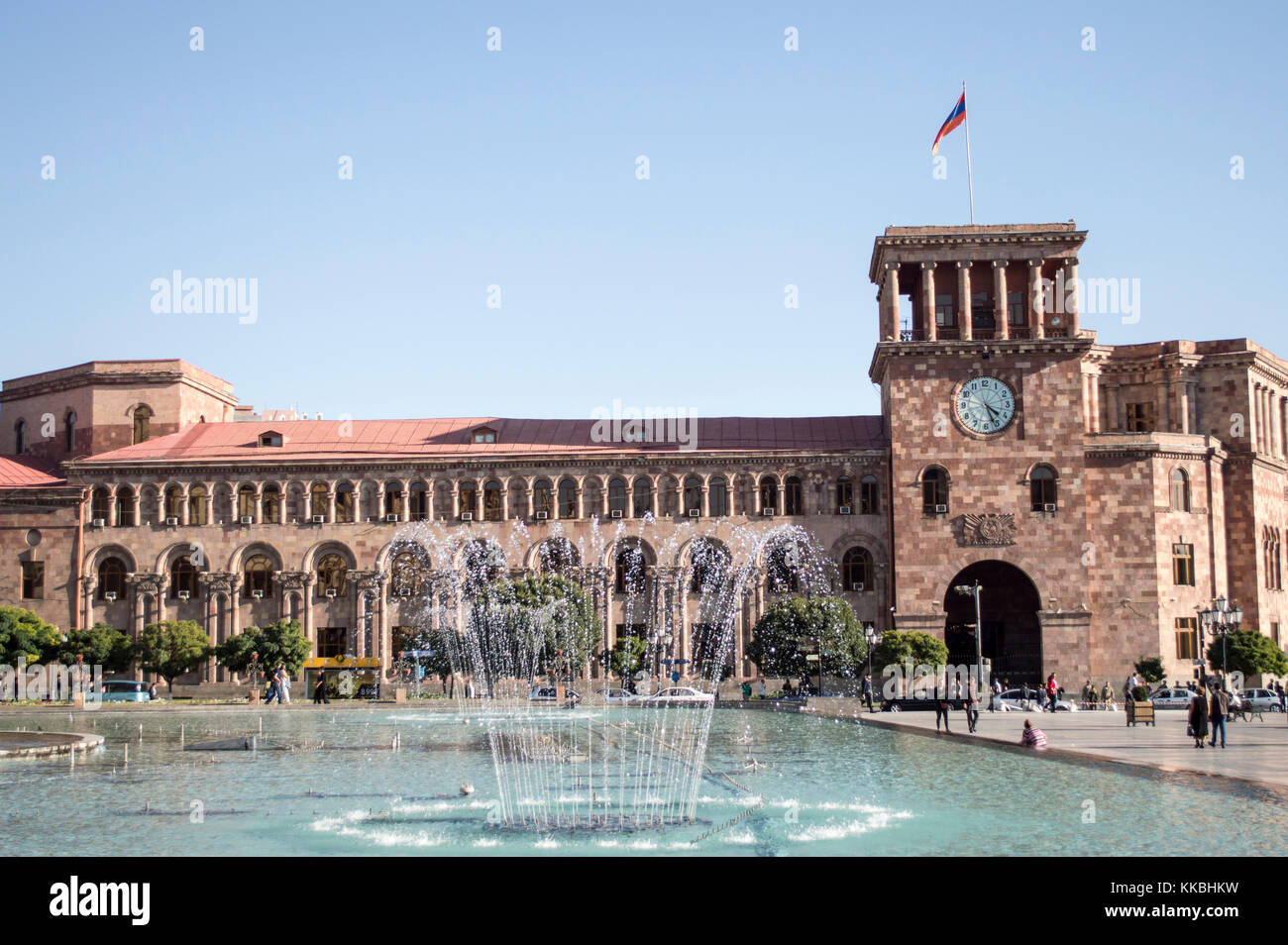 Yerevan, Armenien - Oktober 8, 2017: Menschen zu Fuß am Platz der Republik im Zentrum von Eriwan, Armenien Stockfoto