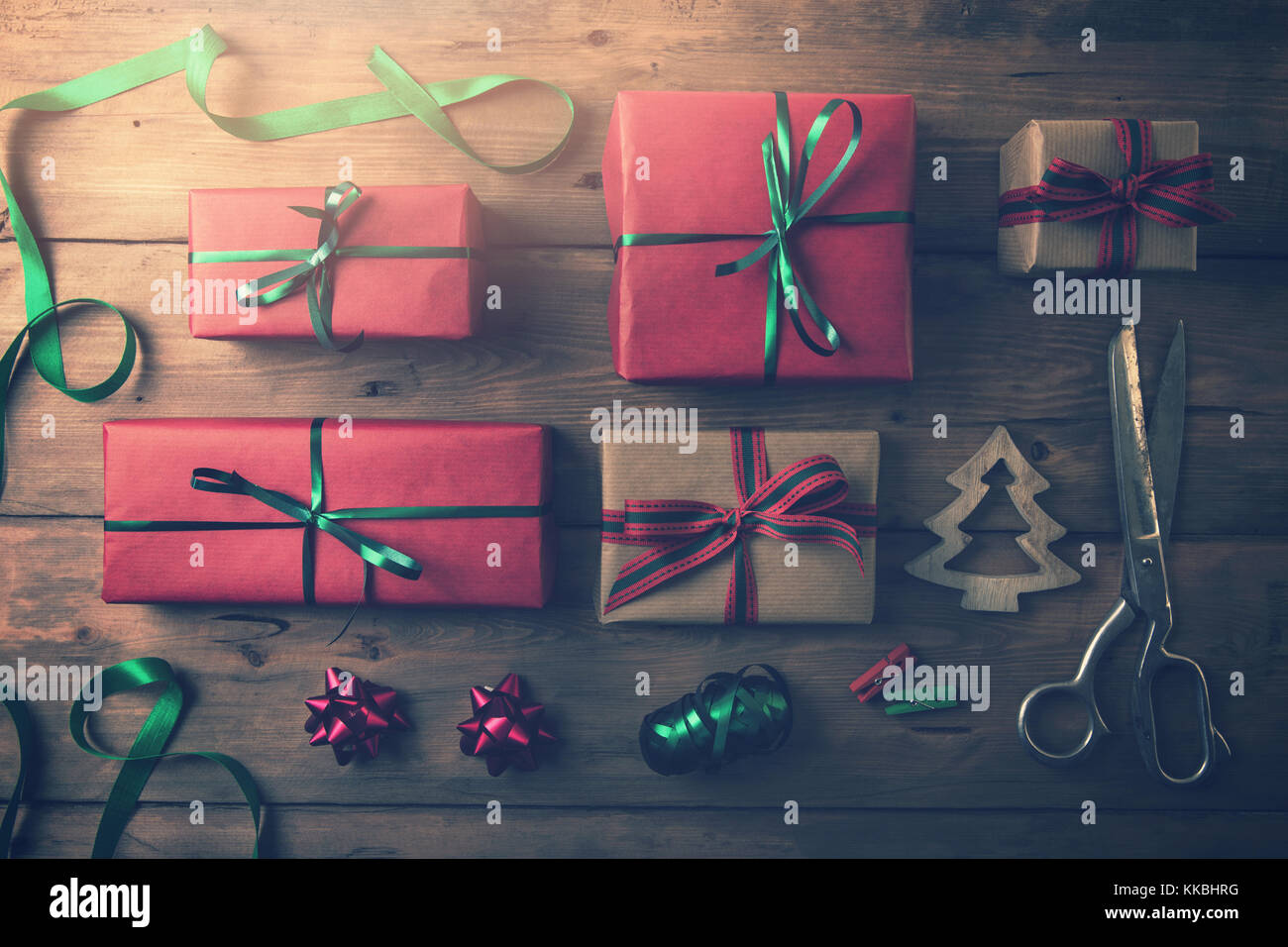 Weihnachten Geschenke und verpacken Zubehör auf hölzernen Hintergrund. Flach Stockfoto