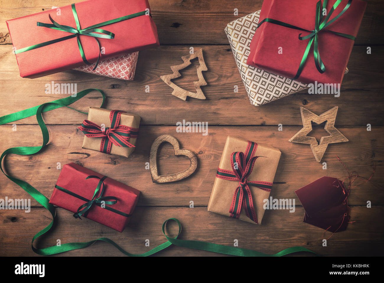 Weihnachten Geschenke und Dekorationen auf braunem Holz- Hintergrund. top View Stockfoto