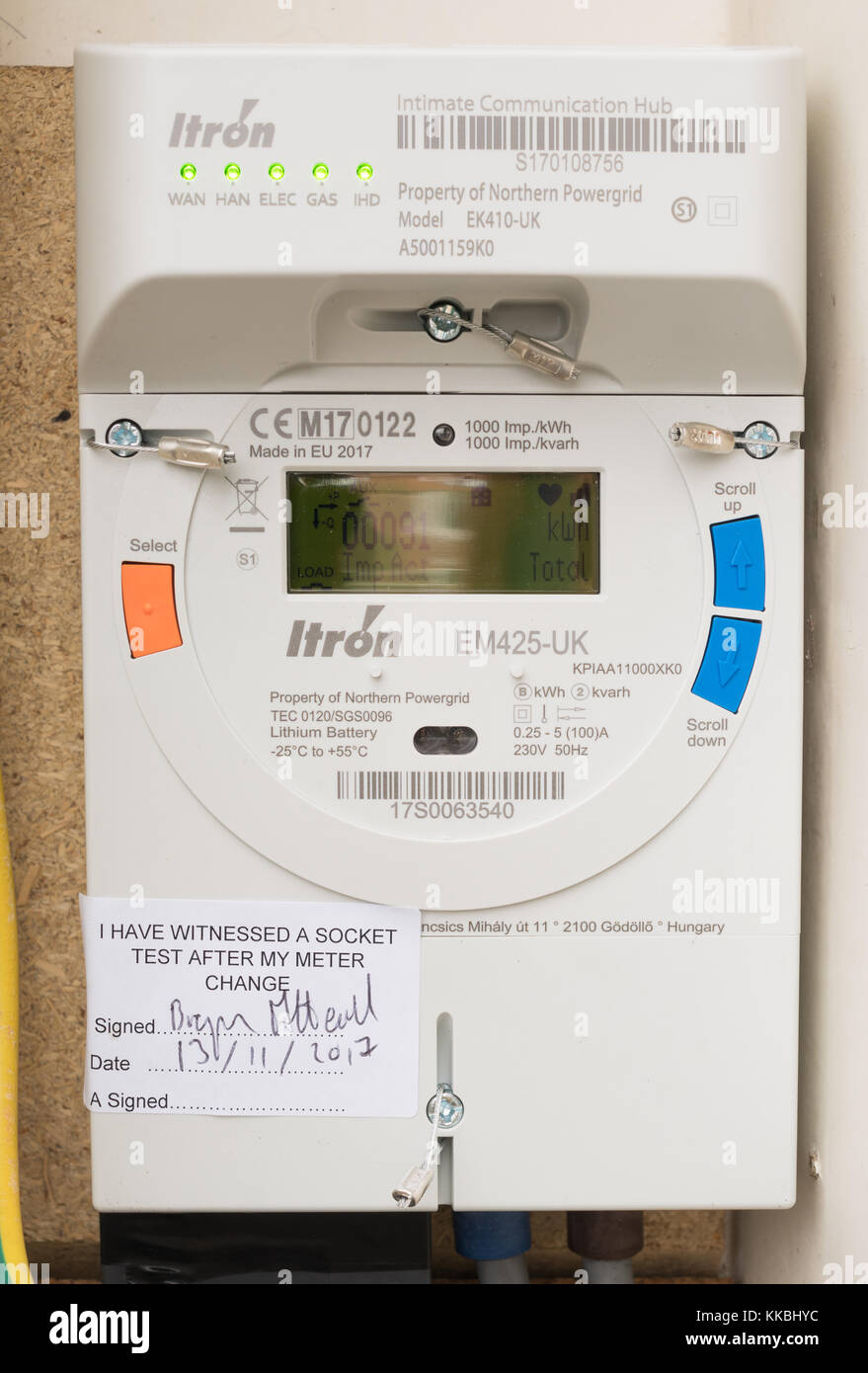 Northern Powergrid Itron intelligente Stromzähler mit einer intimen Kommunikation Hub in einem inländischen Haus ausgestattet, North East England, Großbritannien Stockfoto