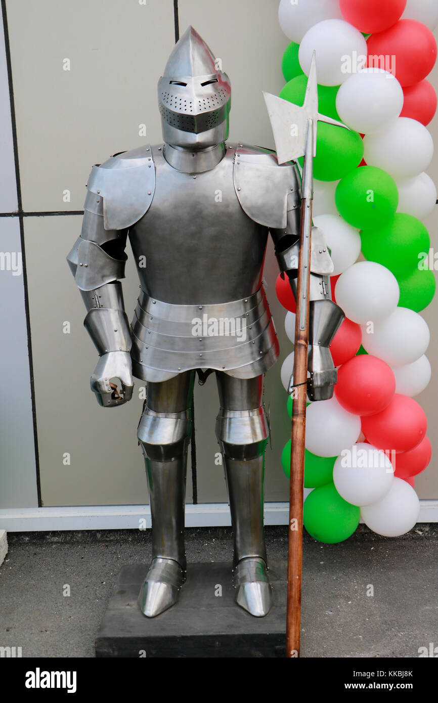 Einen kompletten Anzug des Ritters Rüstung und Waffe auf der Straße am Ballon Hintergrund. Stockfoto