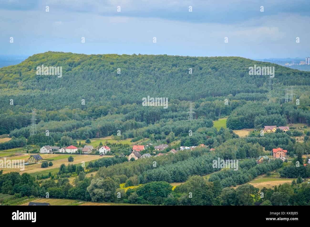 Sommer Landschaft. Häuser in die Landschaft inmitten der grünen Hügel. Stockfoto