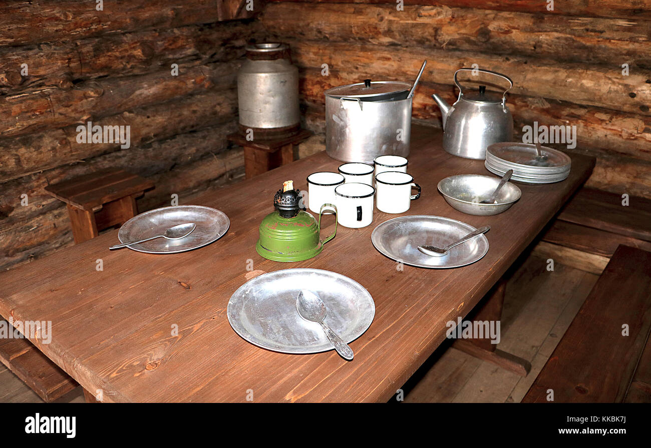 Esszimmer der russischen Partisanen im Dugout des Zweiten Weltkriegs. Militärische guerilla Küche im Dugout interrior. Stockfoto